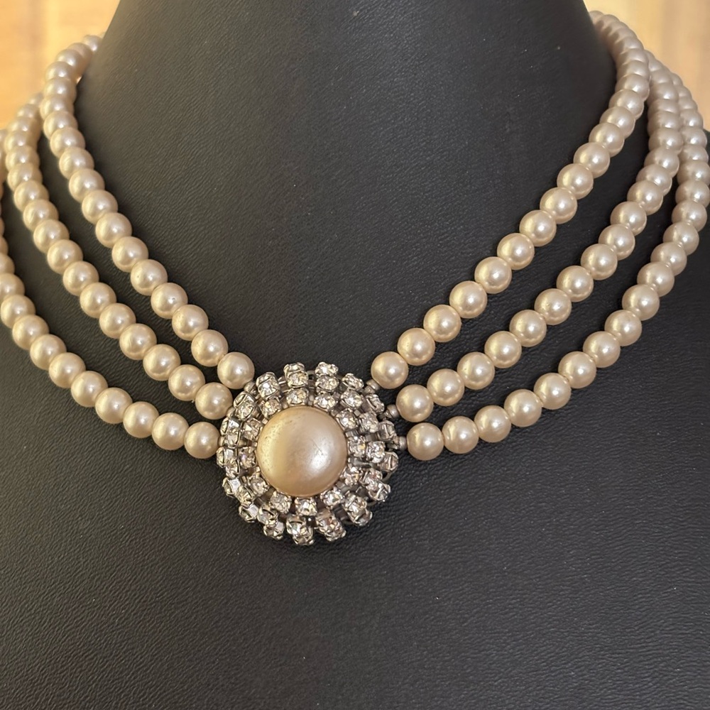 Elegant Pearl and Crystal Necklace